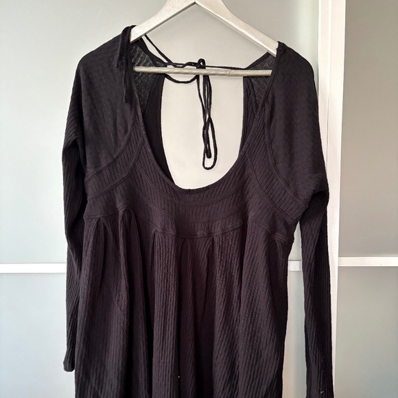 Free People black long-sleeved scoop-neck top with back tie Size M - Picture 4 of 6